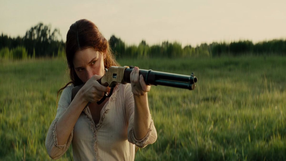uma moça atirando com um rifle