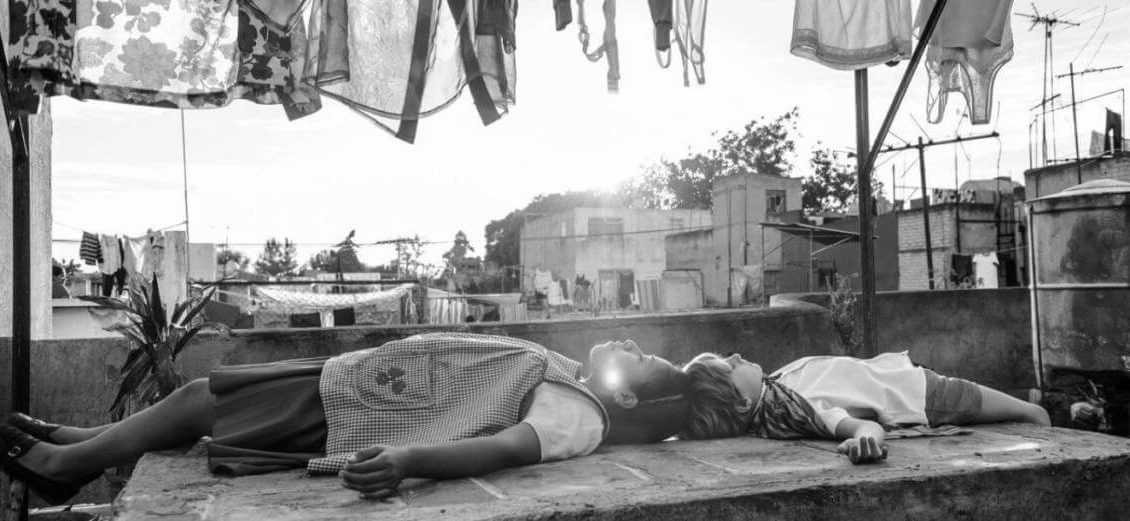 Roma, filme original Netflix de Alfonso Cuarón. Cena com Cleo e Pepe deitados, fingindo-se de mortos