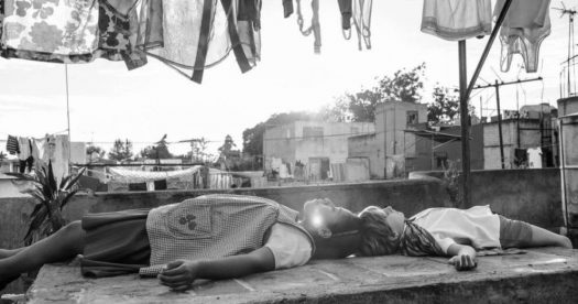 Roma, filme original Netflix de Alfonso Cuarón. Cena com Cleo e Pepe deitados, fingindo-se de mortos