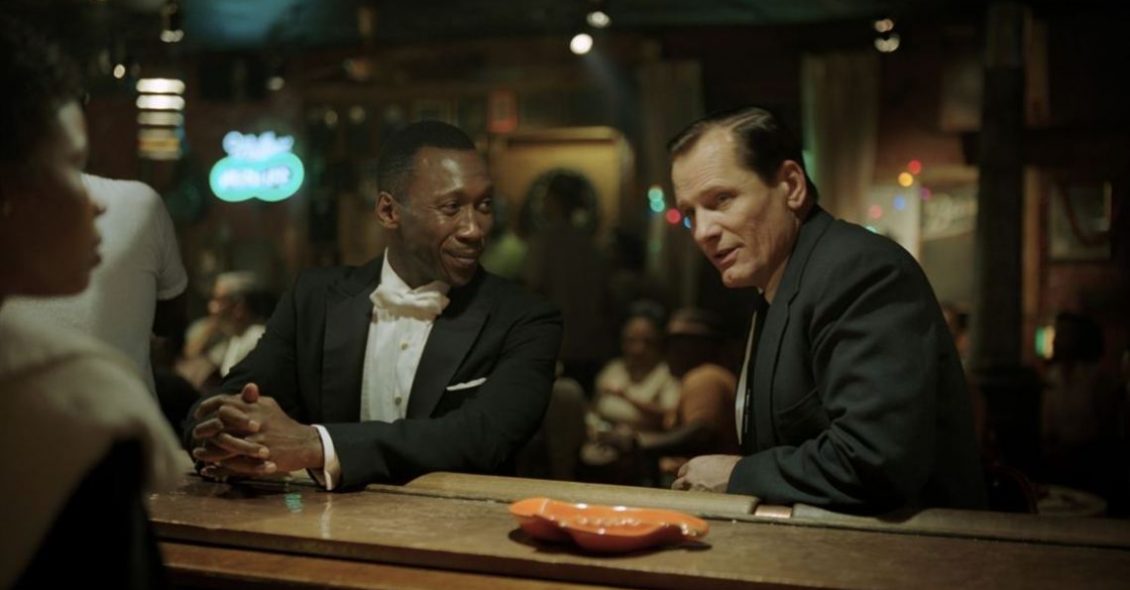 Green Book: O Guia - cena do filme com Mahershala Ali e Viggo Mortensen no bar