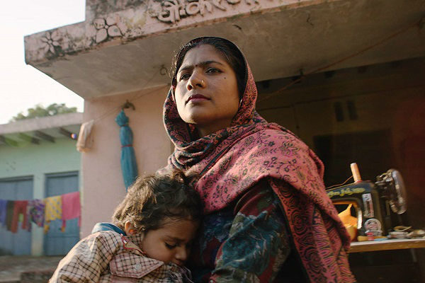 imagem de uma mulher indiana abraçando uma criança e olhando para frente