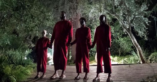 Nós (Us) - filme de Jordan Peele - cena assustadora da família de mãos dadas