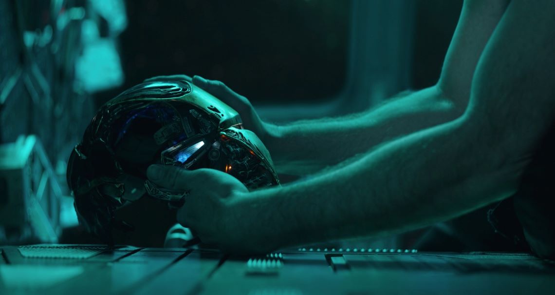 Vingadores: Ultimato - cena trailer do capacete do Homem de Ferro