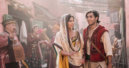 Aladdin (2019) - Mena Massoud e Naomi Scott em cena do filme