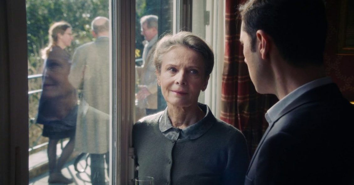 Graças a Deus - filme de François Ozon - cena do filme com uma mulher e um homem ao lado de uma janela