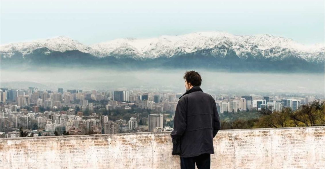 Cena do documentário "Santiago, Itália", de Nanni Moretti: homem olha de um lugar alto para uma paisagem da cidade de Santiago