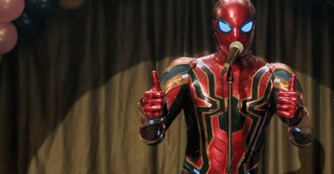 Longe de Casa - Homem Aranha: Longe de Casa. O super-herói com a armadura mais forte falando em um microfone