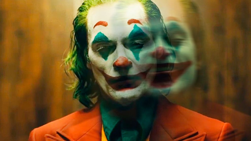 Coringa - Joker: cena do filme com Joaquin Phoenix sério e um reflexo fantasmagórico sorrindo