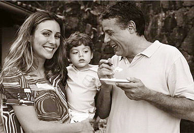 Fábio Barreto junto com Deborah Kalume e um dos filhos