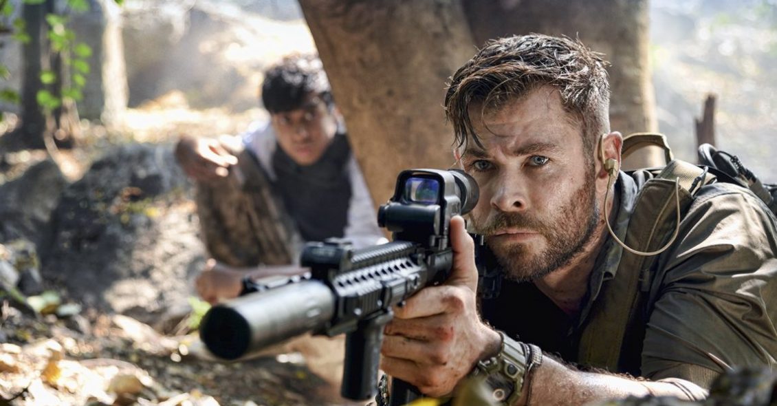 Resgate - Netflix - cena com Chris Hemsworth e Rudhraksh Jaiswal