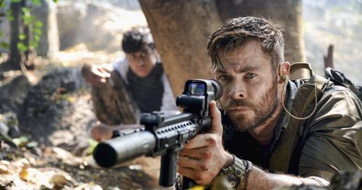 Resgate - Netflix - cena com Chris Hemsworth e Rudhraksh Jaiswal