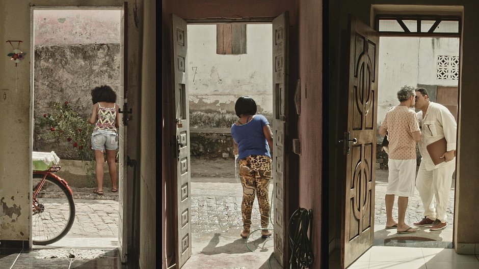 Imagem de três portas de casas vizinhas vistas de dentro - Cena do filme Café com Canela
