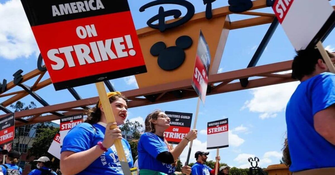 Imagem do protesto de roteiristas na Disney